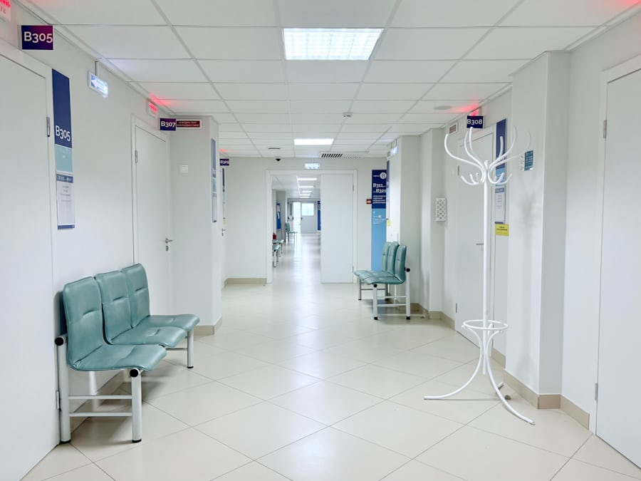 Korytarz przychodni z miejscami do siedzenia
